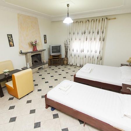 Vila 57 Hotel Тирана Стая снимка