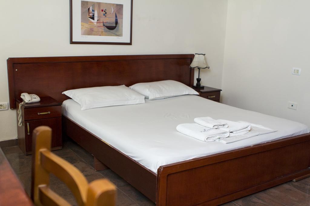Vila 57 Hotel Тирана Стая снимка