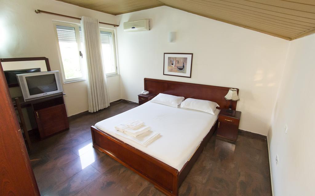 Vila 57 Hotel Тирана Стая снимка