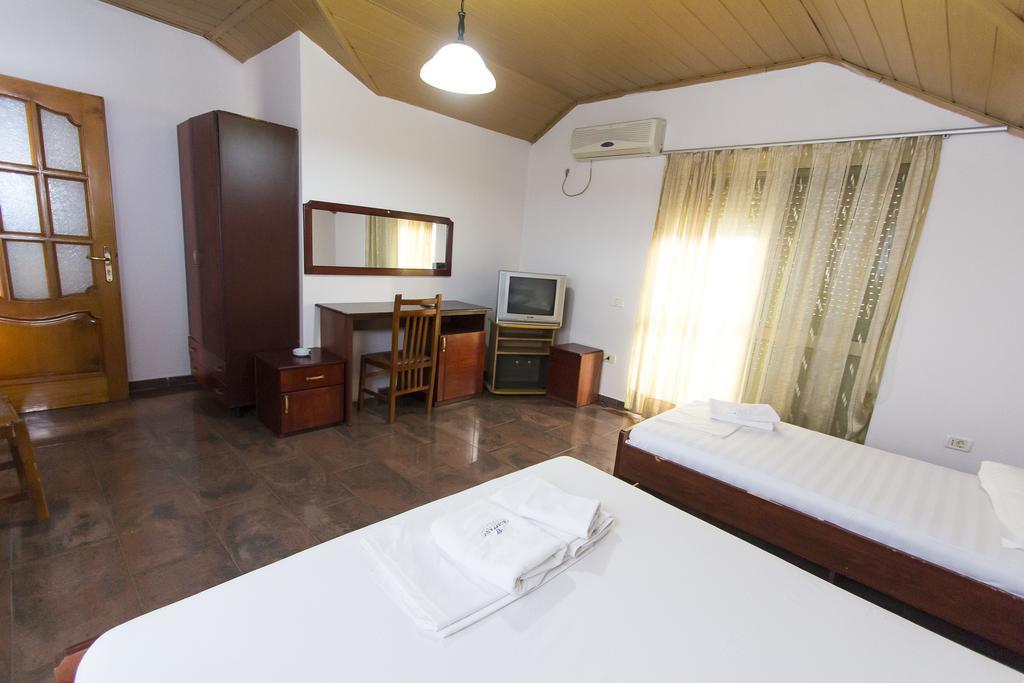 Vila 57 Hotel Тирана Стая снимка